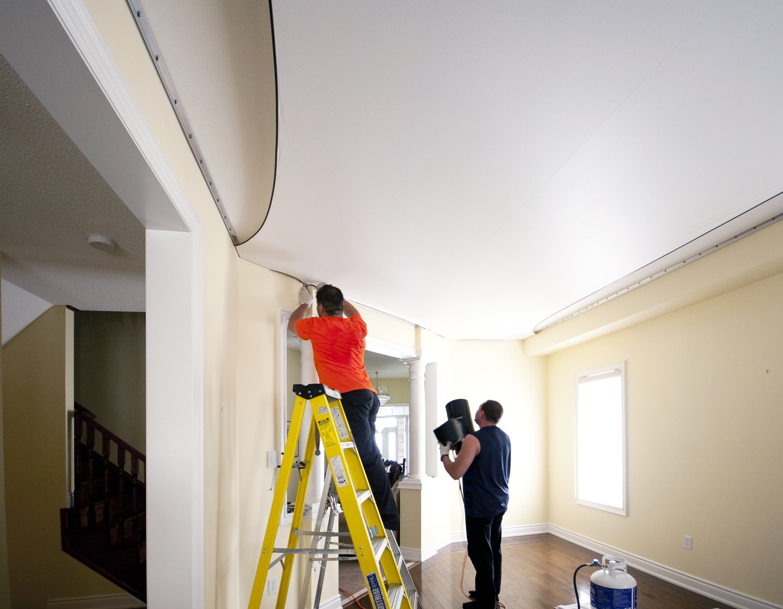 Cleanroom installation of stretch ceiling: perimeter profile anchoring and thermal tensioning